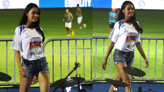 gadis-cantik-model-cantik-mengenakan-jersey-tandang-arema-fc-aremanita.jpg