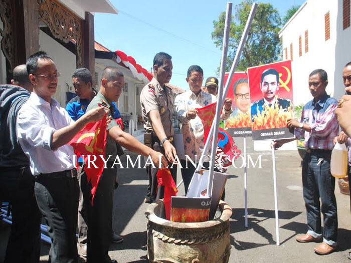 Gambar Palu Arit Dibakar Para Tokoh di Pamekasan