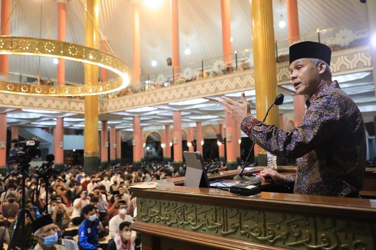 ganjar-pranowo-saat-menjadi-penceramah-di-masjid-ugm.jpg