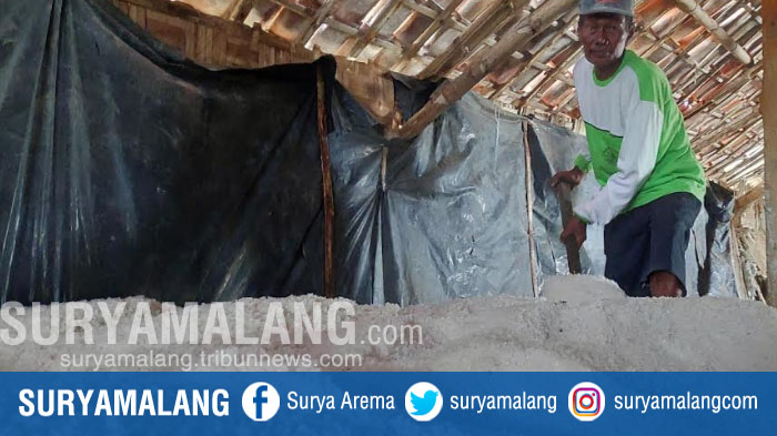 garam-menumpuk-di-gudang-petani-tuban.jpg