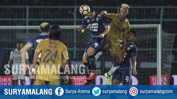 gelandang-arema-fc-ahmet-atayev-dan-gelandang-persib-bandung-raphael-maitimo-di-stadion-kanjuruhan_20170812_230833.jpg