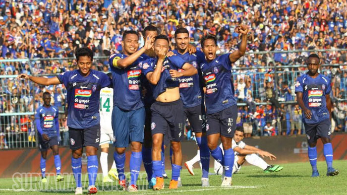 gelandang-arema-fc-dendi-santoso-dkk-merayakan-gol-yang-dicetak-ke-gawang-persebaya-surabaya.jpg
