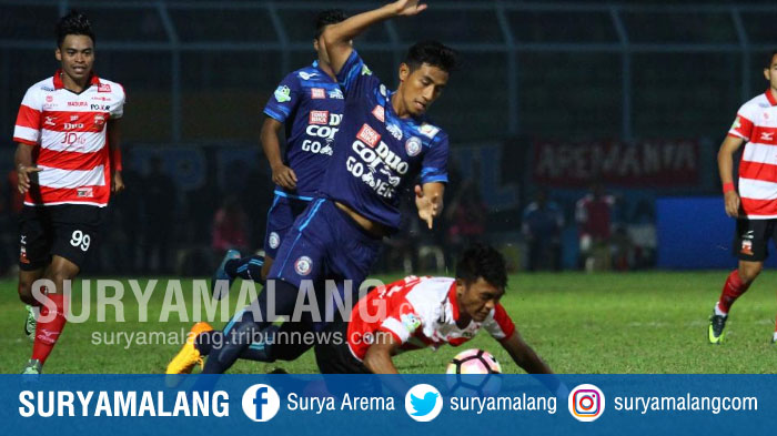 gelandang-arema-fc-hanif-sjahbandi-dan-gelandang-madura-united-rizky-dwi-febrianto_20170514_230002.jpg