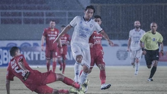gelandang-arema-fc-hanif-sjahbandi-saat-dikawal-bek-persija-jakarta-otavio-dutra.jpg
