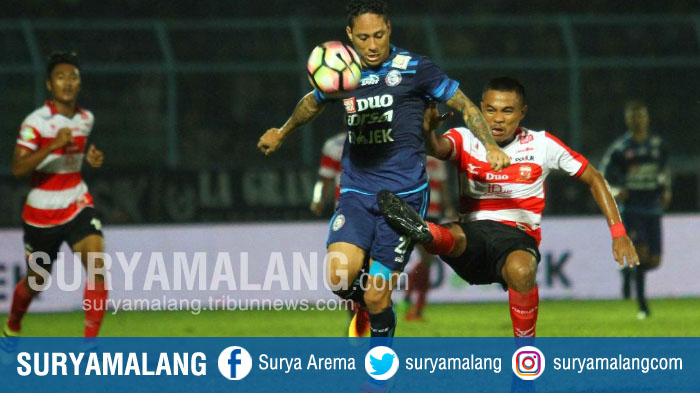 gelandang-arema-fc-juan-pablo-pino-berebut-bola-dengan-bek-madura-united-asep-berlian_20170514_194132.jpg