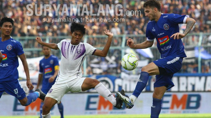 gelandang-arema-fc-pavel-smolychenko-dan-striker-persita-tangerang-aldi-al-achya.jpg