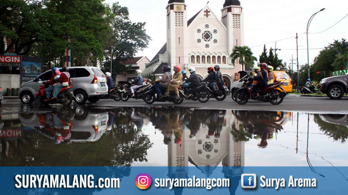 genangan-air-akibat-pipa-pdam-pecah-di-jalan-besar-ijen-kota-malang-2_20180212_185046.jpg