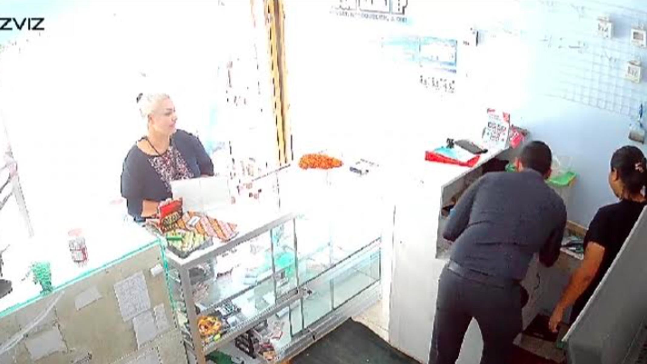 Uang  Rp 28 Juta Raib, Pemilik Konter di Situbondo Digendam WNA,  Aksi Pelaku Terekam CCTV