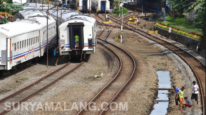 gerbong-kereta-api-ka-yang-berhenti-di-stasiun-kota-malang.jpg