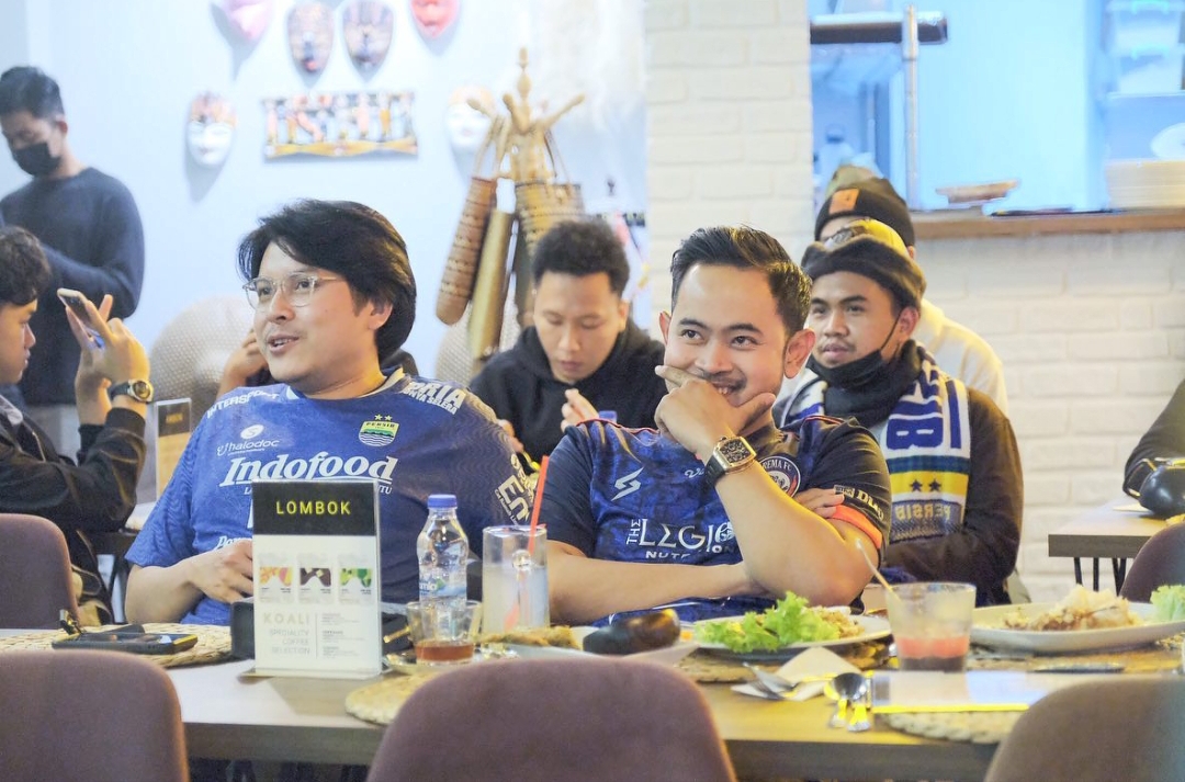 gilang-bersebelahan-dengan-suporter-persib-bandung-saat-nobar-di-turki.jpg