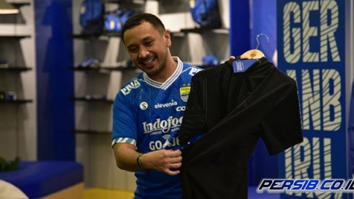 giring-nidji-memakai-jersey-persib-bandung_20180412_005215.jpg