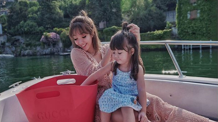 Gempita Bergoyang Dua Jari Saat Nonton Youtube Bareng Gisella, Tingkahnya Bikin Gemas