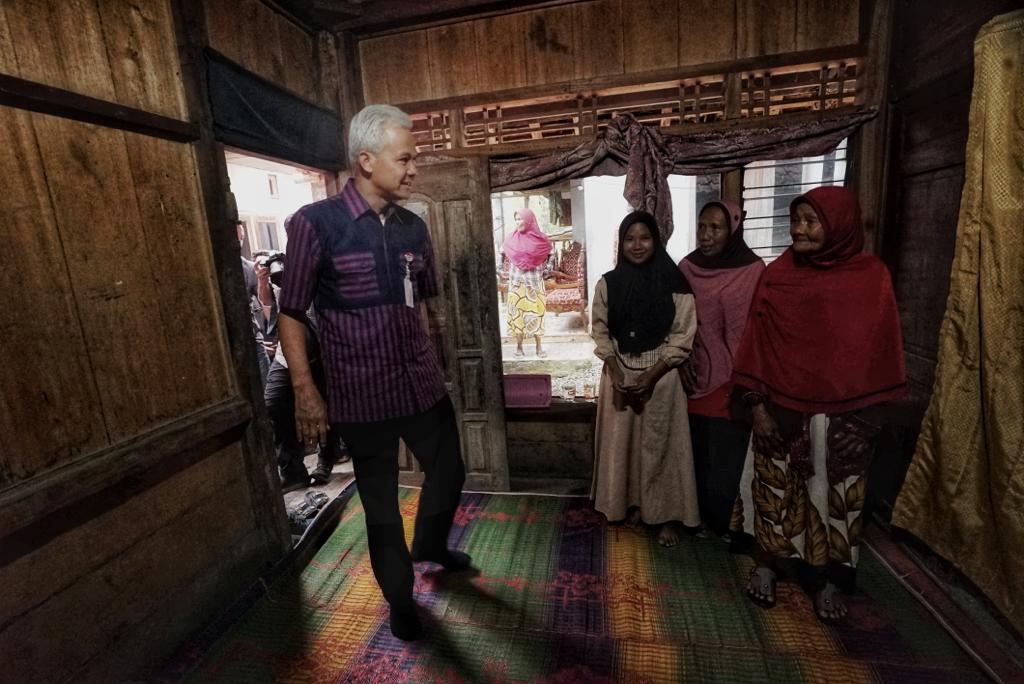 gubernur-ganjar-saat-mengecek-bantuan-rehab-rumah-tidak-layak-huni-rtlh.jpg