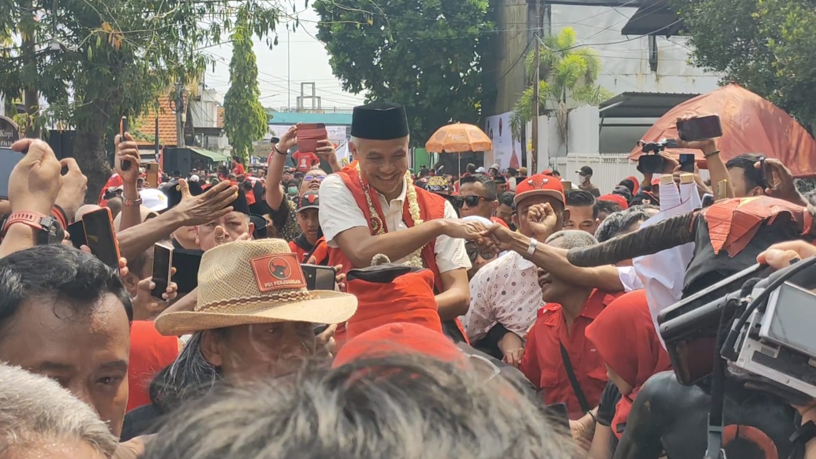 Resmikan Posko Pemenangan Relawan di Pandegiling, Ganjar Pranowo Diarak Naik 'Banteng'