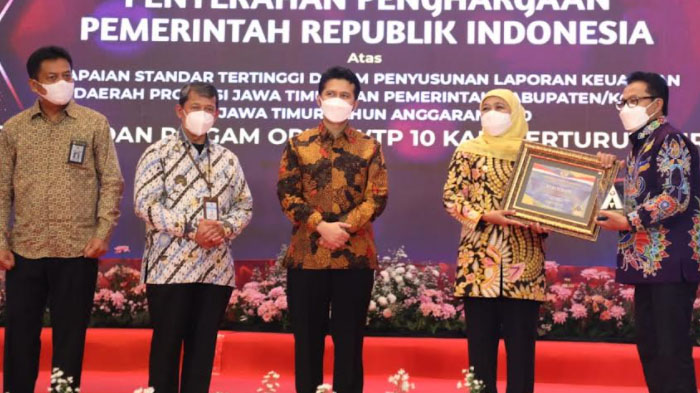 gubernur-jatim-khofifah-indar-parawansa-memberi-penghargaan-kepada-wali-kota-malang-sutiaji.jpg