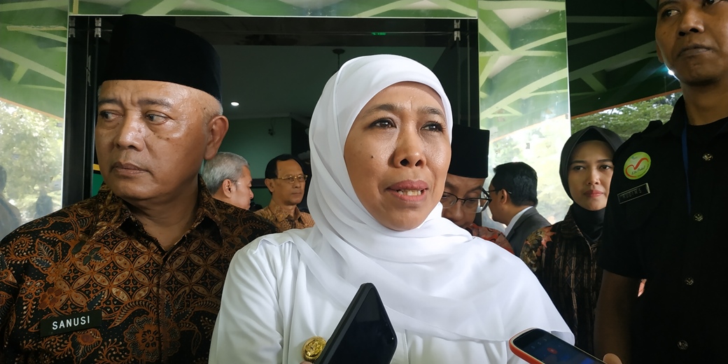 gubernur-jatim-khofifah-jenguk-kh-tholchah-hasan-di-rssa-malang.jpg