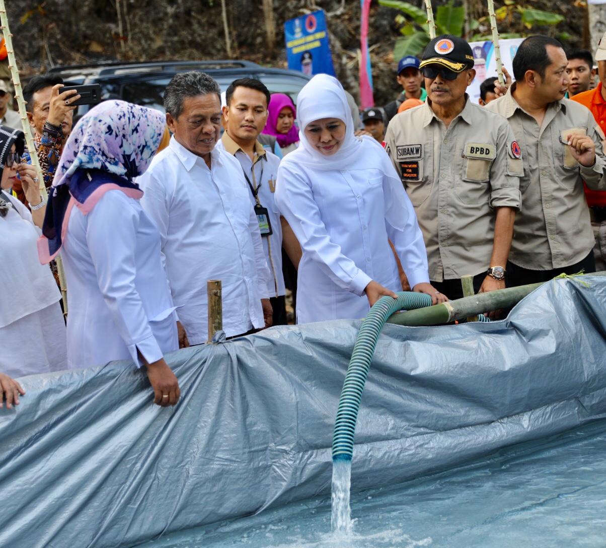 Khofifah Atasi KLB Hepatitis A di Pacitan, Salurkan Air Bersih dan Bangunkan MCK di Rumah Warga