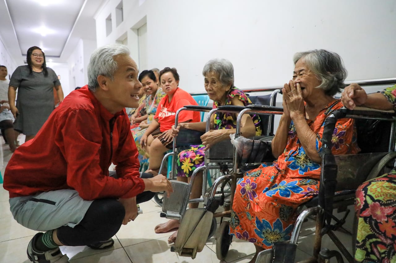 gubernur-jawa-tengah-ganjar-pranowo-menyapa-para-lansia.jpg