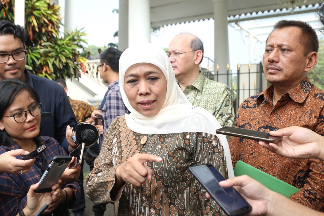 gubernur-jawa-timur-khofifah-indar-parawansa-usai-menghadiri-rapat-terbatas-bersama-presiden-jokowi.jpg