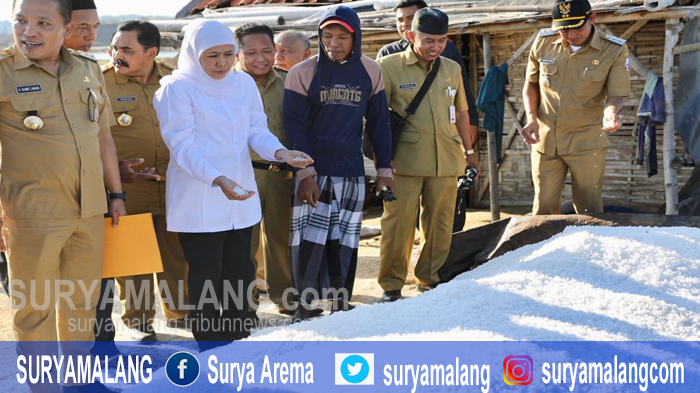 gubernur-khofifah-saat-meninjau-lahan-garam-petani-di-sampang-madura.jpg