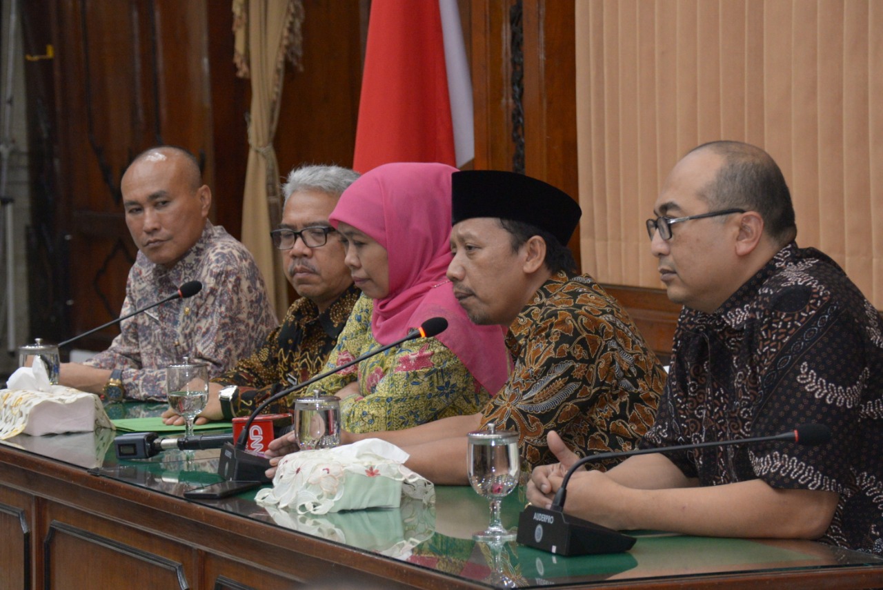 gubernur-provinsi-jawa-timur-khofifah-indar-parawansa-umk-surabaya-2020.jpg