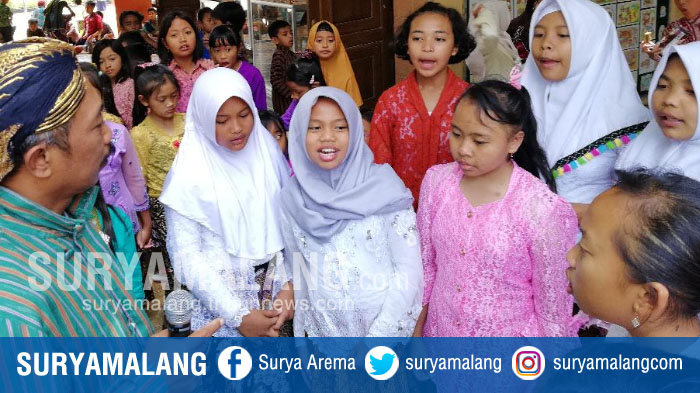 guru-mengajak-para-siswa-beryanyi-tembang-jawa-di-halaman-sdn-punten-1-kota-batu_20180809_173517.jpg