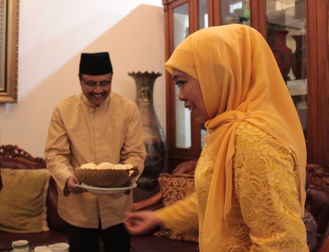 Gus Ipul Bersilaturahmi Ke Kediaman Khofifah, Disuguhi Durian Wonosalam