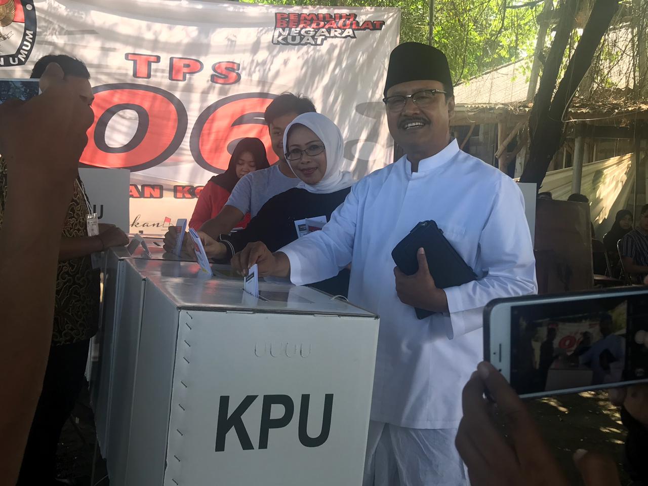 gus-ipul-salurhkan-hak-pilihnya-di-tps-06-gayungan-surabaya.jpg