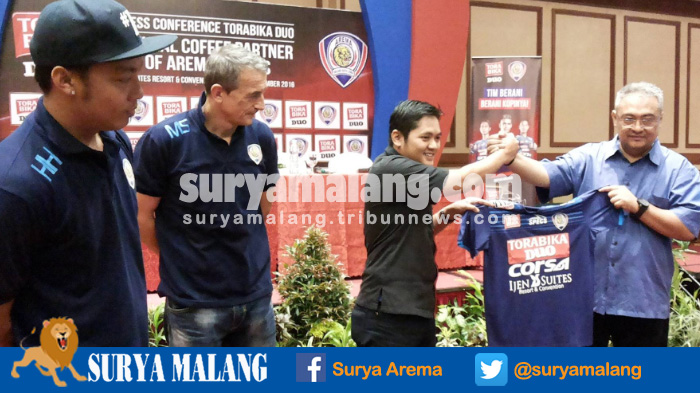 hamka-hamzah-kiri-sponsor-baru-arema-cronus_20161201_121559.jpg