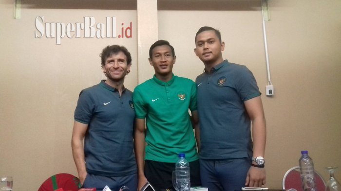 hansamu-yama-tengah-bersama-pelatih-timnas_20170221_224623.jpg