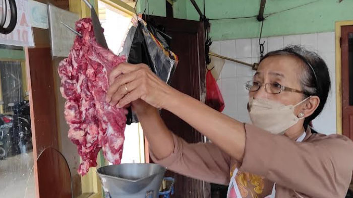 harga-daging-sapi-di-kota-blitar-masih-stabil-di-kisaran-rp-115000-per-kg-sampai-rp-125000-per-kg.jpg