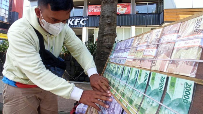 hariri-menata-uang-baru-di-sekitar-alun-alun-malang-jumat-2242022.jpg