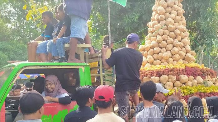 Berebut Buah dan Sayuran Tertata Rapi usai Sedekah Bumi di Sumber Banteng, Kota Kediri