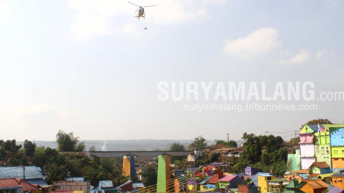 helikopter-menjatuhkan-bantuan-di-simulasi-penanggulangan-bencana-di-warna-warni-kota-malang.jpg