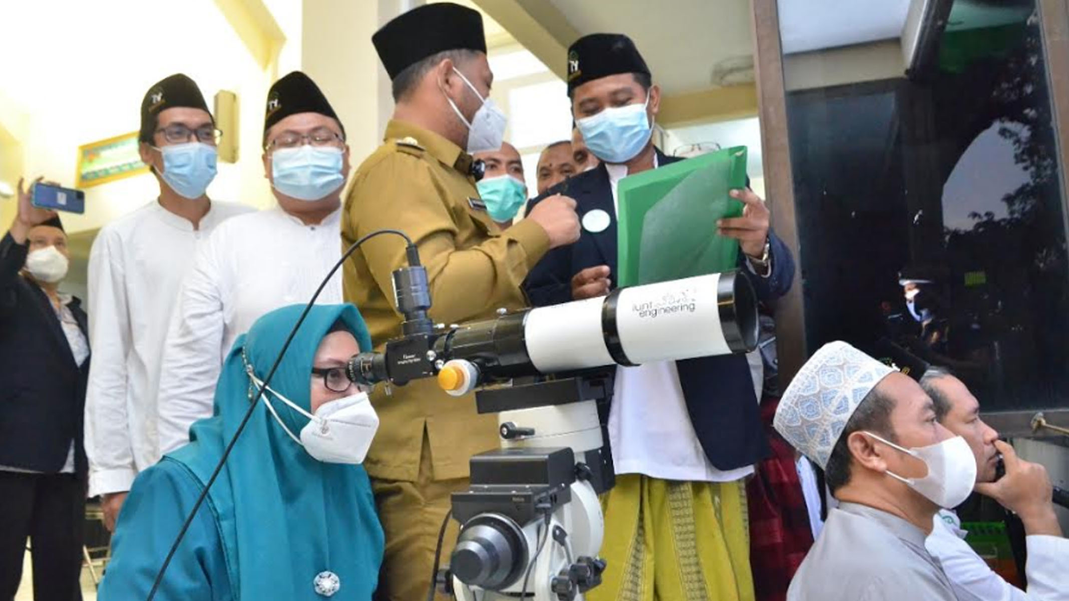 Pantauan Hilal Penentuan 1 Syawal 1442 Hijriah di Bukit Condrodipo Gresik Sore ini oleh LF PCNU