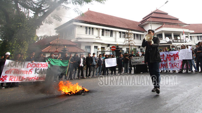 himpunan-mahasiswa-islam-hmi-cabang-malang-membakar-ban.jpg