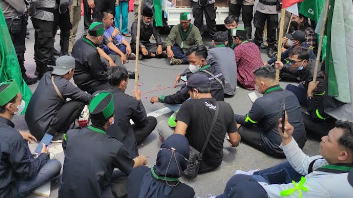 hmi-blitar-menyampaikan-tiga-tuntutan-kepada-pemerintah-saat-aksi-di-dprd-kota-blitar.jpg