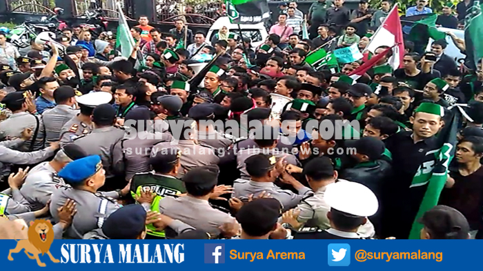 Massa HMI dan Polisi Saling Dorong dalam Unjuk Rasa di Malang