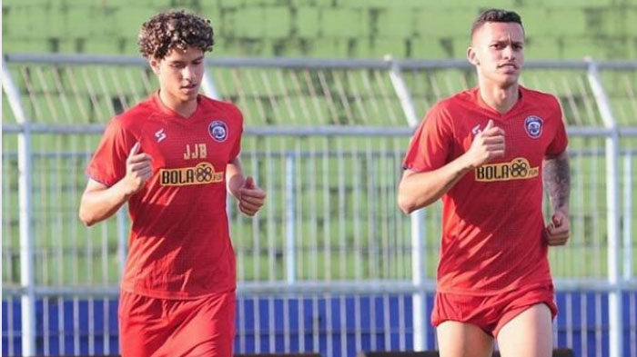 hugo-guilherme-correa-grillo-dan-pedro-henrique-bartoli-jardim-bergabung-latihan-arema-fc.jpg