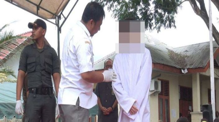 hukuman-hubungan-sesama-jenis-di-aceh_20170523_173129.jpg