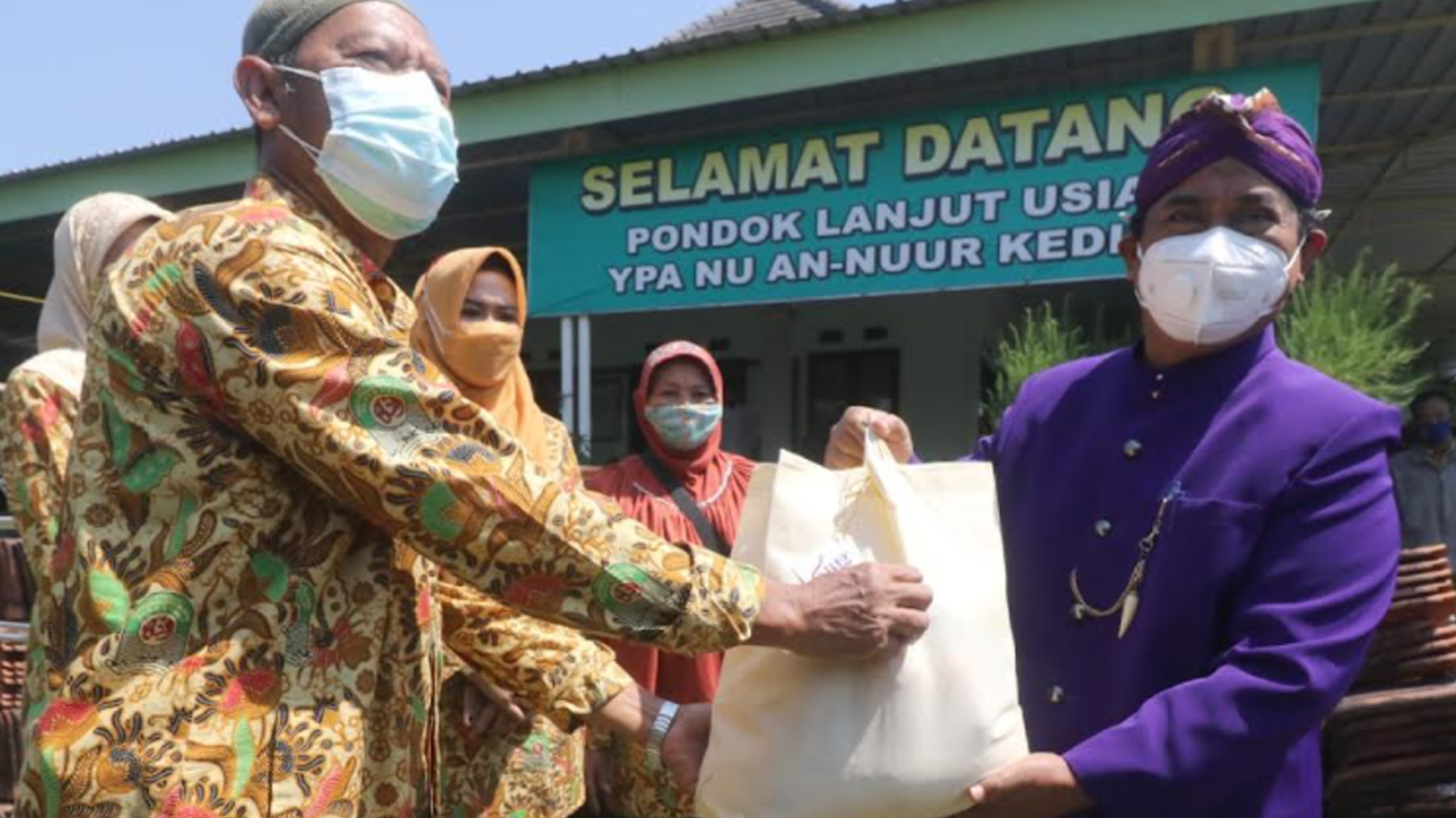Bagi-Bagi Sembako ke Panti Sosial dan Vaksinasi Covid-19 di HUT Kota Kediri ke 1142