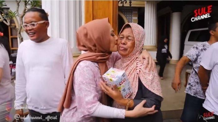 ibu-sule-terharu-saat-diberikan-kejutan-oleh-nathalie-holscher.jpg