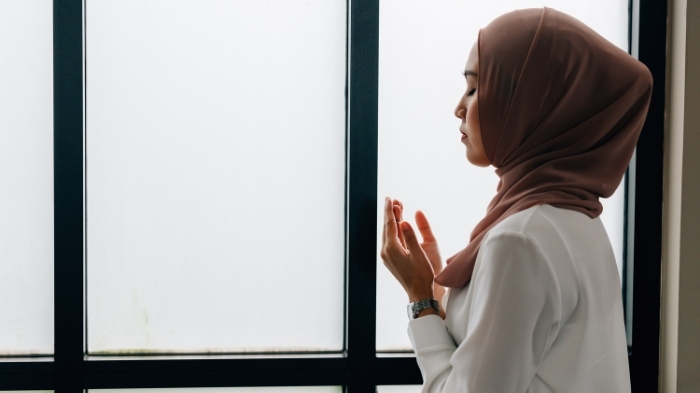 ilustrasi-berdoa-lirik-sholawat-ya-habibal-qolbi-bahasa-arab-dan-latin-indonesia.jpg