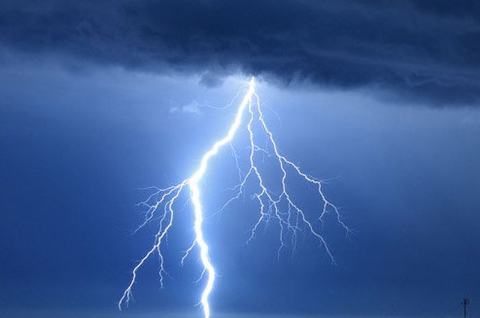 Prediksi BMKG di Malam Tahun Baru 2020, Akan Terjadi Hujan Petir di Sejumlah Pantai di Jawa Timur