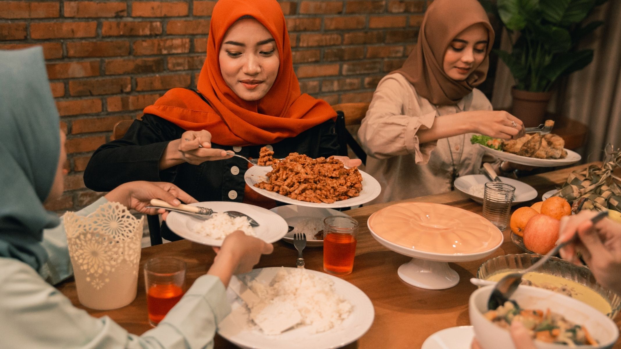 ilustrasi-makan-sahur-bersama-keluarga-di-bulan-ramadan-2021.jpg