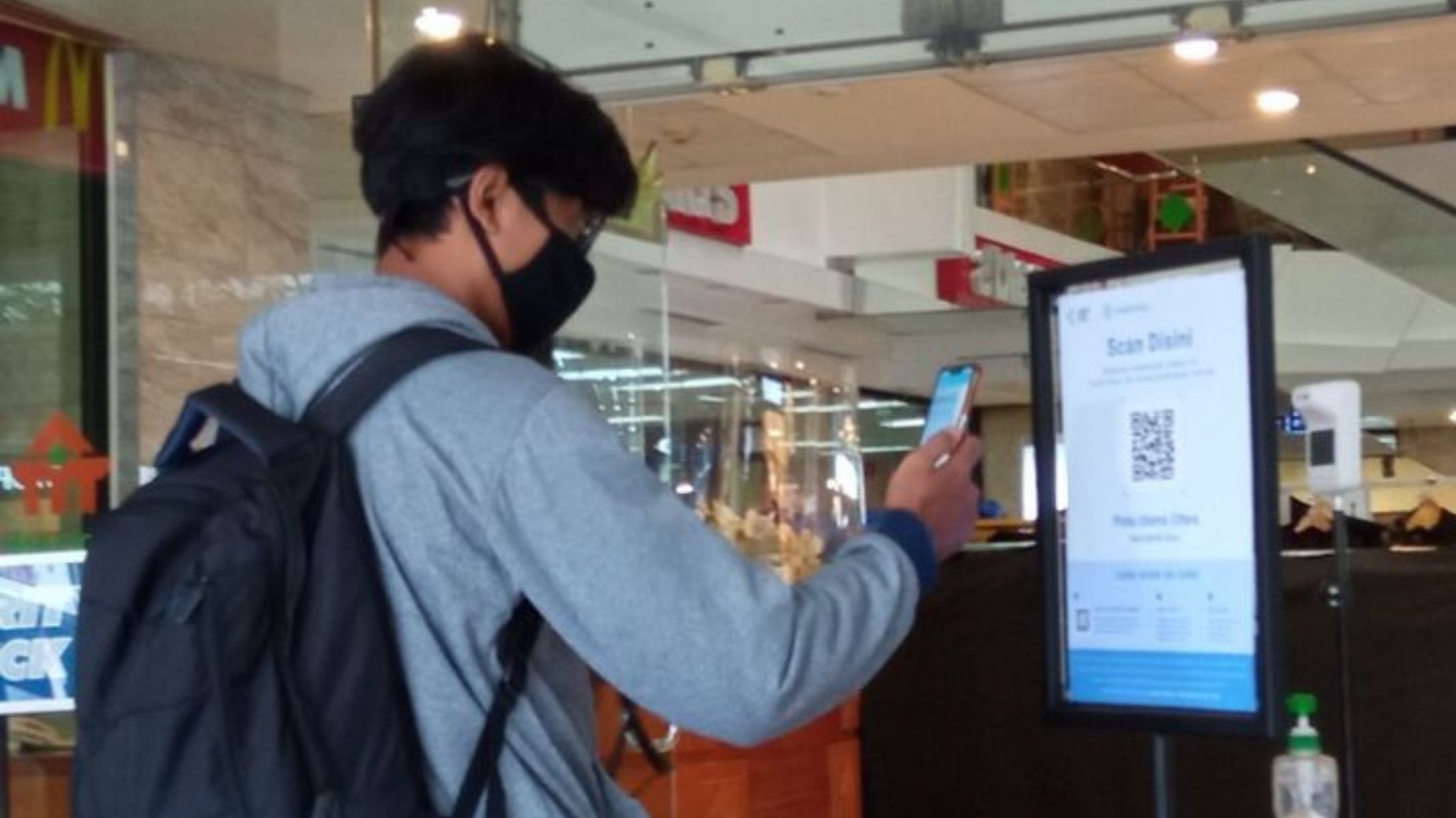 ilustrasi-pengunjung-saat-memindai-barcode-pedulilindungi-di-malioboro-mall.jpg