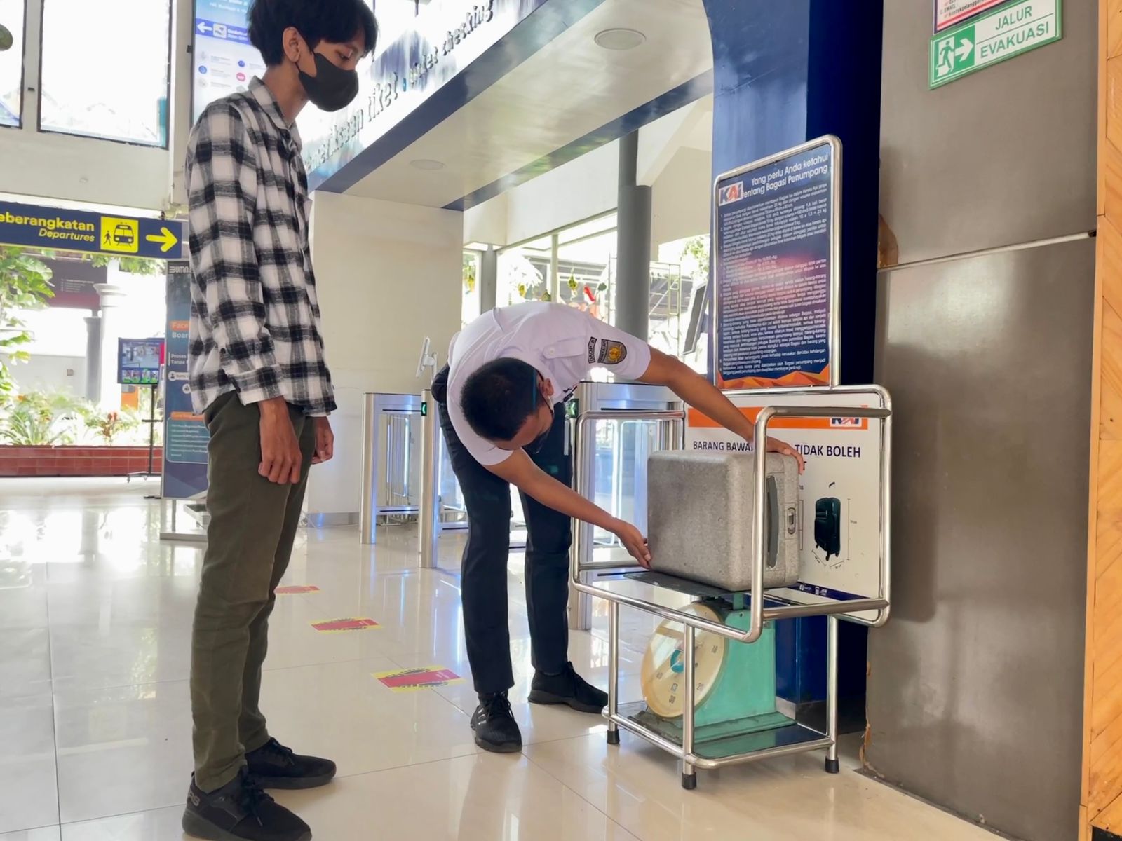 ilustrasi-penimbangan-bagasi-saat-boarding-di-stasiun.jpg