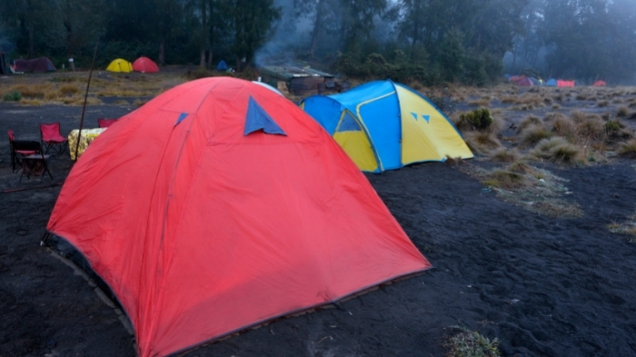 ilustrasi-tenda-camping-di-gunung-semeru-kuota-pendakian-gunung-semeru-awal-juni-2021.jpg