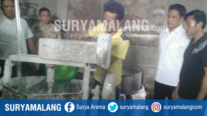 industri-rumahan-makanan-ringan-menggunakan-tawas-dan-penyedap-rasa-kedaluwarsa-di-sidoarjo.jpg