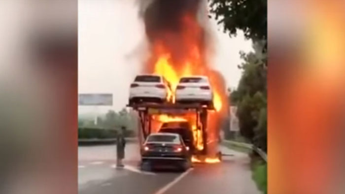 inilah-momen-menegangkan-saat-salah-satu-sopir-truk-mengeluarkan-mobil-yang-akan-terbakar_20160703_134916.jpg